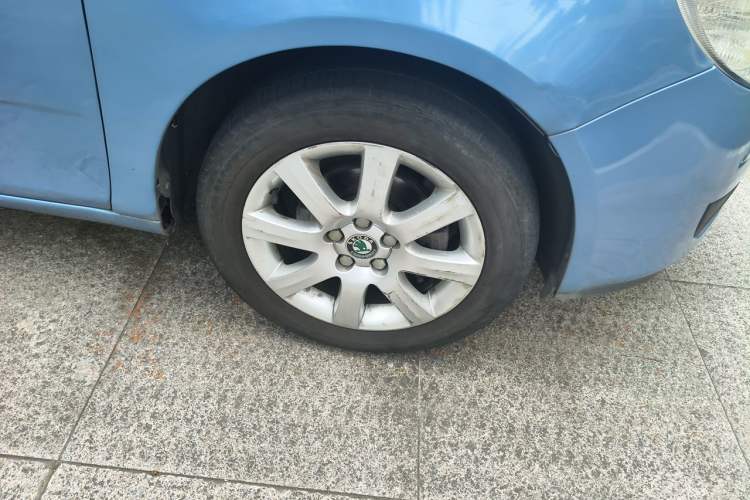 Used Skoda Fabia 2011 1.6L Automatic Crystal Edition Right Front Wheel Hub