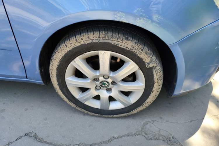 Used Skoda Fabia 2011 1.4L Manual Crystal Edition Right Front Wheel Hub