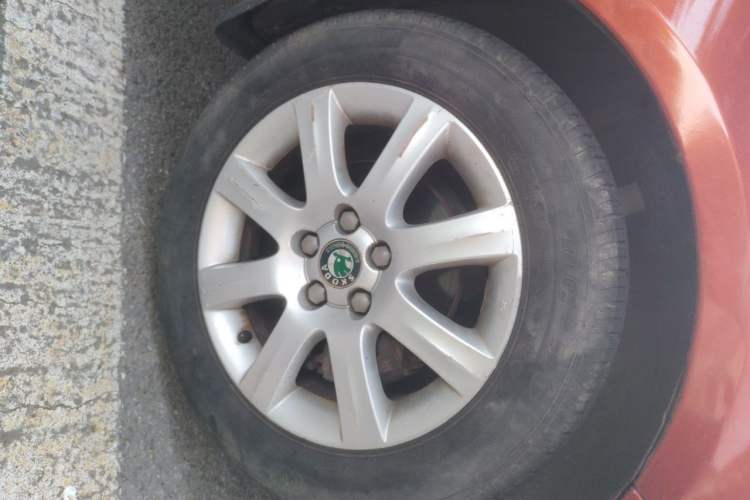 Used Skoda Fabia 2011 1.6L Automatic Crystal Edition Right Front Wheel Hub