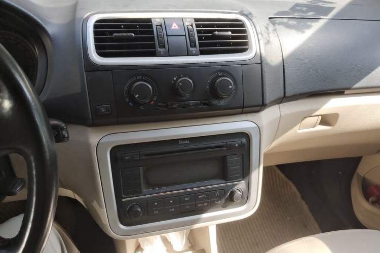 Used Skoda Fabia 2011 1.6L Automatic Crystal Edition Audio And AC Panel