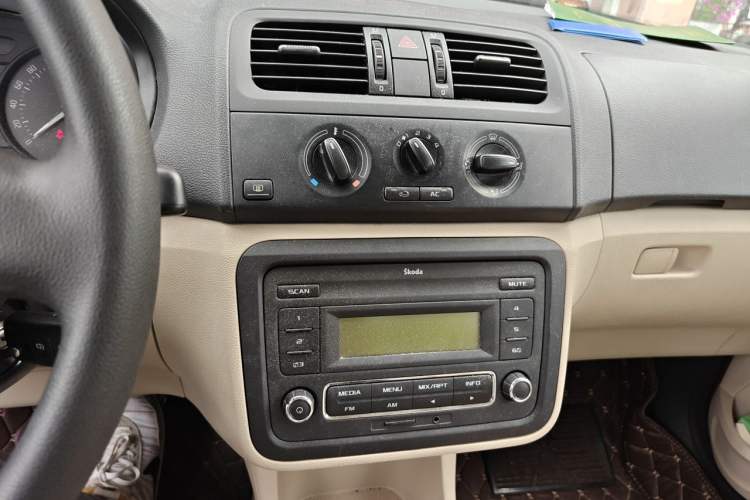 Used Skoda Fabia 2011 1.4L Manual Crystal Edition Audio And AC Panel
