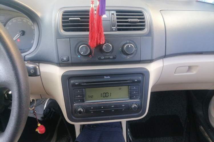 Used Skoda Fabia 2011 1.4L Automatic Crystal Edition Audio And AC Panel