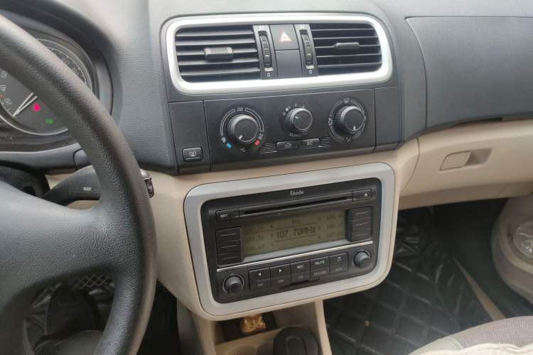 Used Skoda Fabia 2011 1.6L Automatic Crystal Edition Audio And AC Panel