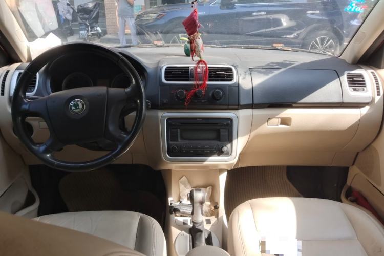 Used Skoda Fabia 2011 1.6L Automatic Crystal Edition Center Console