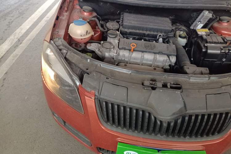 Used Skoda Fabia 2011 1.6L Automatic Cool Black Edition Engine Bay Right