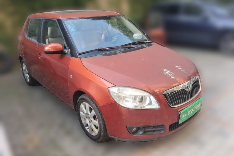 Used Skoda Fabia 2011 1.6L Automatic Crystal Edition Front Right 45 Deg