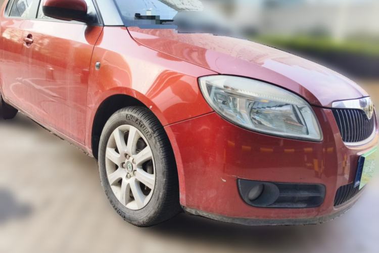 Used Skoda Fabia 2011 1.6L Automatic Crystal Edition Front Right 45 Deg
