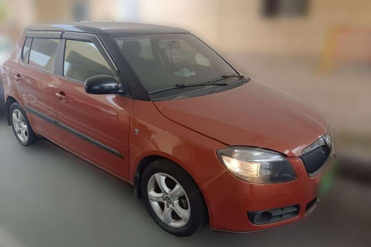 Used Skoda Fabia 2011 1.6L Automatic Cool Black Edition Front Right 45 Deg