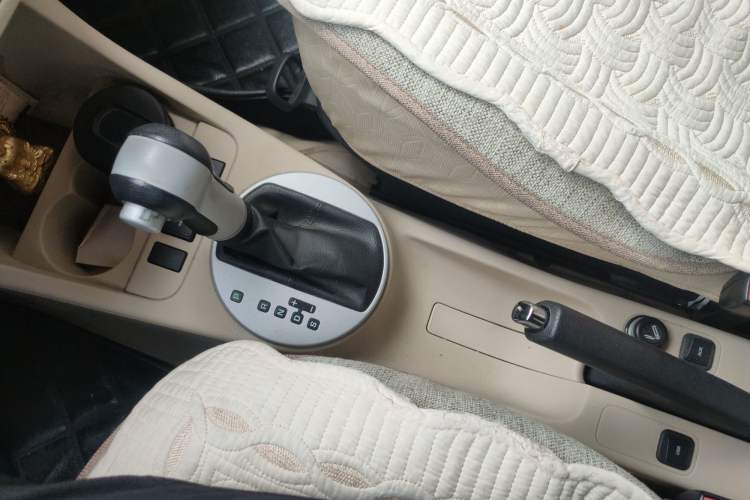 Used Skoda Fabia 2011 1.6L Automatic Crystal Edition Gear Lever