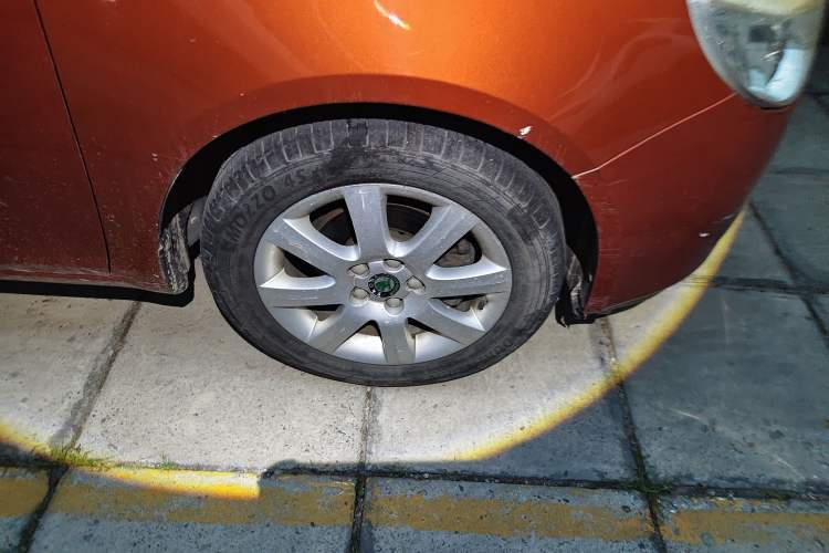 Used Skoda Fabia 2011 1.6L Automatic Crystal Edition Right Front Wheel Hub