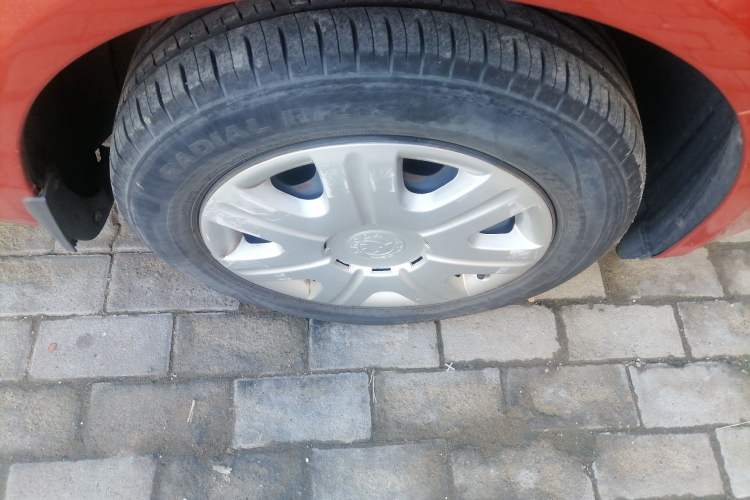 Used Skoda Fabia 2011 1.4L Automatic Crystal Edition Right Front Wheel Hub