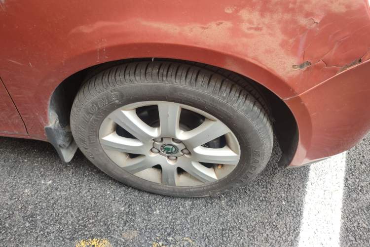 Used Skoda Fabia 2011 1.6L Automatic Crystal Edition Right Front Wheel Hub