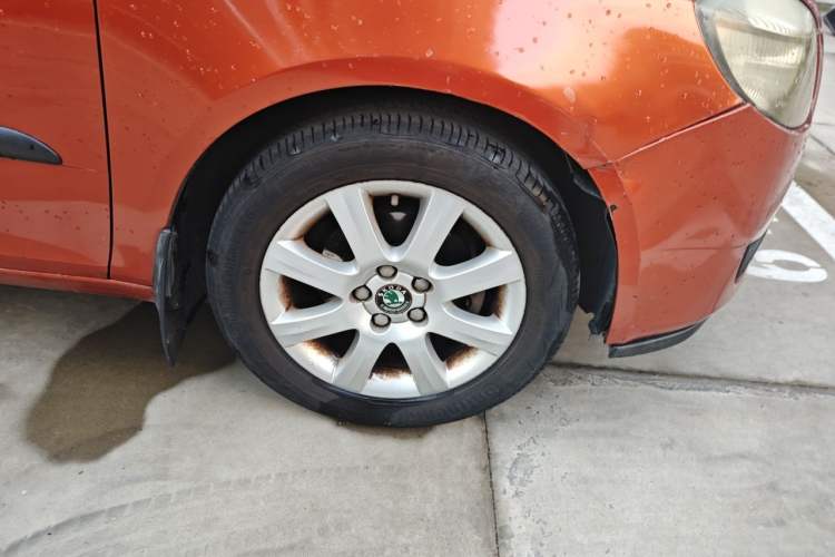 Used Skoda Fabia 2011 1.4L Automatic Crystal Edition Right Front Wheel Hub