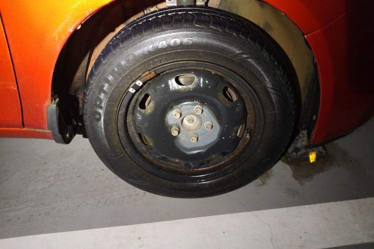 Used Skoda Fabia 2011 1.4L Automatic Crystal Edition Right Front Wheel Hub