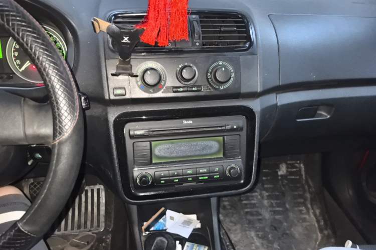 Used Skoda Fabia 2011 1.6L Manual Cool Black Edition Audio And AC Panel