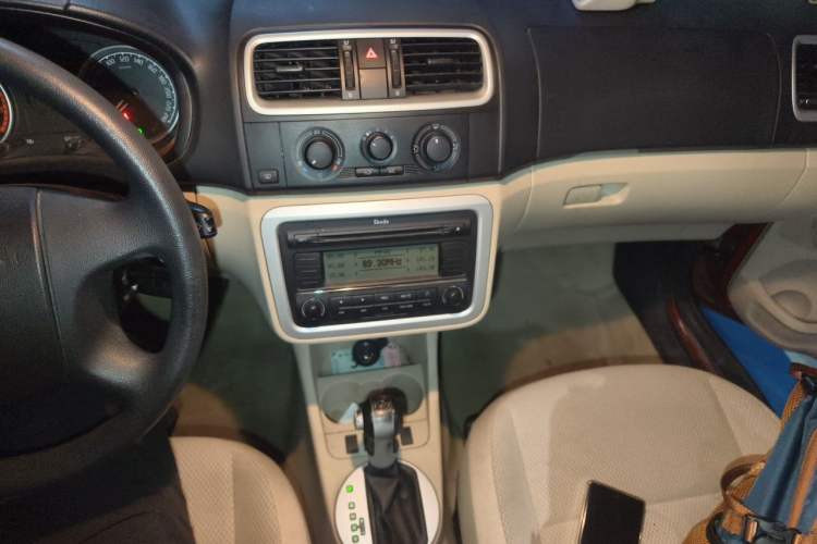 Used Skoda Fabia 2011 1.6L Automatic Crystal Edition Audio And AC Panel