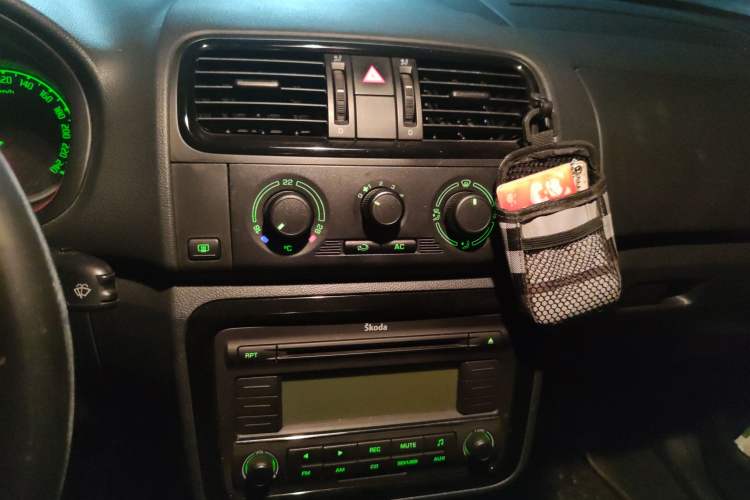 Used Skoda Fabia 2011 1.6L Automatic Cool Black Edition Audio And AC Panel