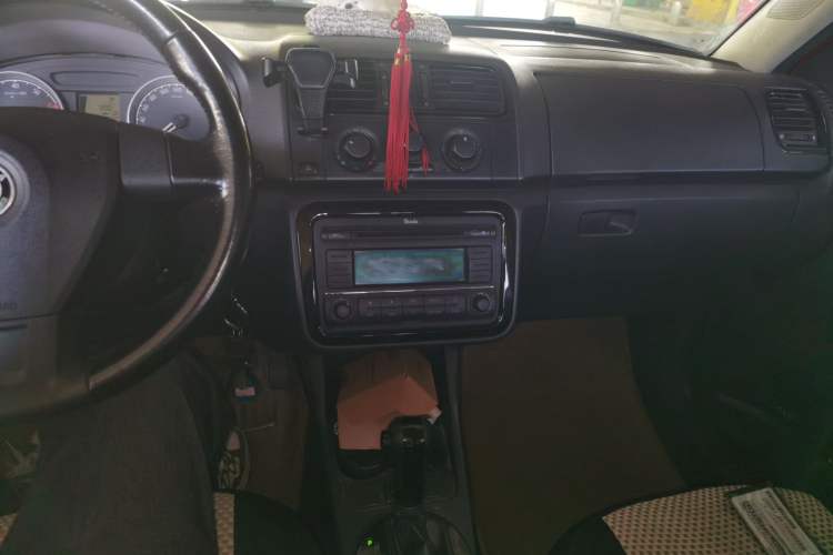 Used Skoda Fabia 2011 1.6L Automatic Crystal Edition Audio And AC Panel