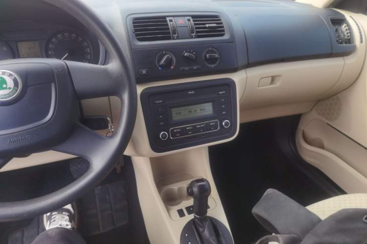 Used Skoda Fabia 2011 1.4L Automatic Crystal Edition Audio And AC Panel