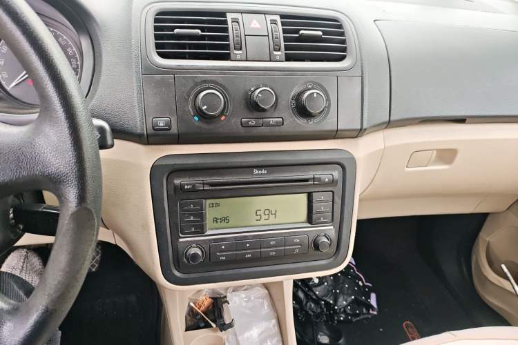 Used Skoda Fabia 2011 1.4L Manual Crystal Edition Audio And AC Panel