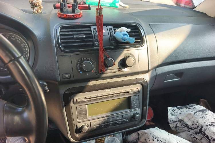 Used Skoda Fabia 2011 1.6L Automatic Crystal Edition Audio And AC Panel