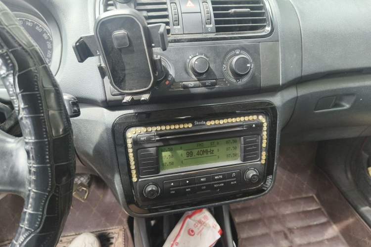 Used Skoda Fabia 2011 1.6L Manual Cool Black Edition Audio And AC Panel