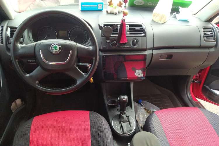 Used Skoda Fabia 2011 1.6L Automatic Cool Black Edition Center Console