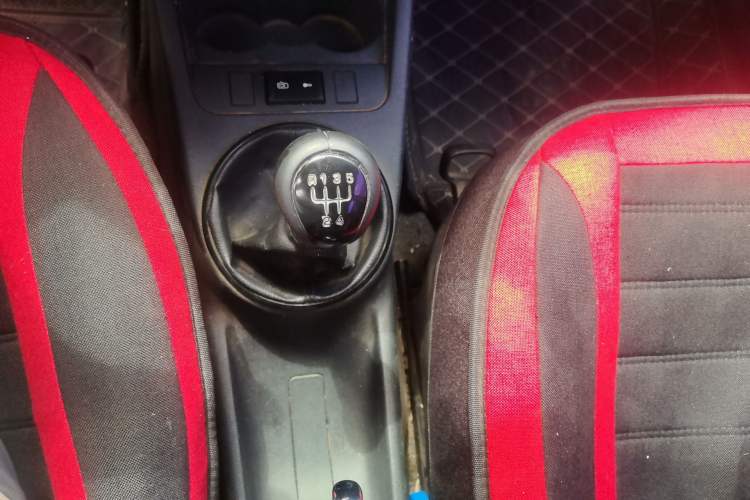 Used Skoda Fabia 2011 1.6L Manual Cool Black Edition Gear Lever