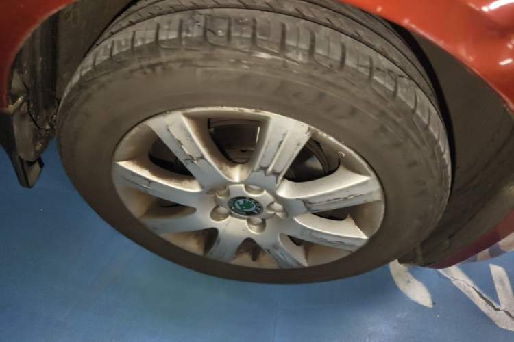 Used Skoda Fabia 2011 1.6L Automatic Crystal Edition Right Front Wheel Hub