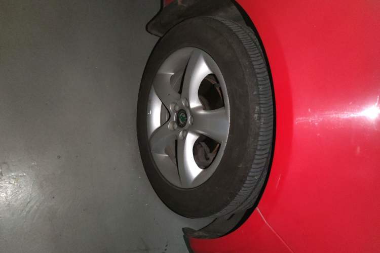 Used Skoda Fabia 2011 1.6L Automatic Cool Black Edition Right Front Wheel Hub
