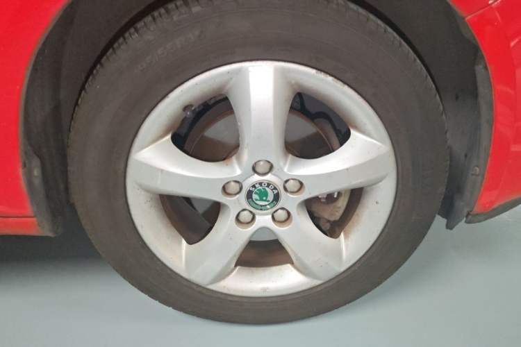 Used Skoda Fabia 2011 1.6L Automatic Cool Black Edition Right Front Wheel Hub