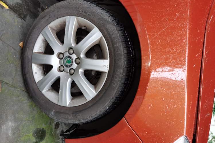 Used Skoda Fabia 2011 1.4L Manual Crystal Edition Right Front Wheel Hub