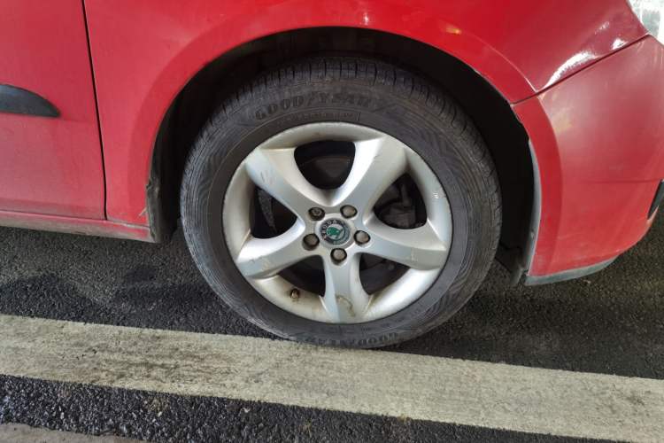 Used Skoda Fabia 2011 1.6L Automatic Crystal Edition Right Front Wheel Hub