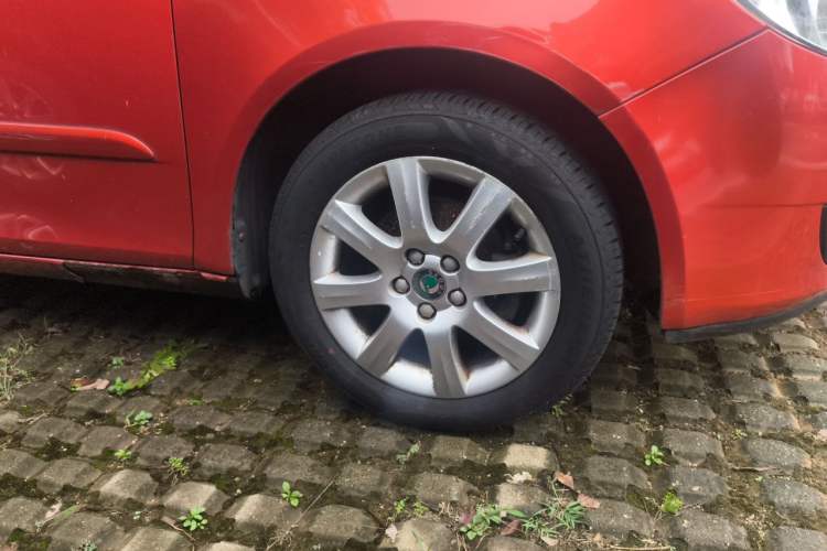 Used Skoda Fabia 2011 1.6L Automatic Crystal Edition Right Front Wheel Hub