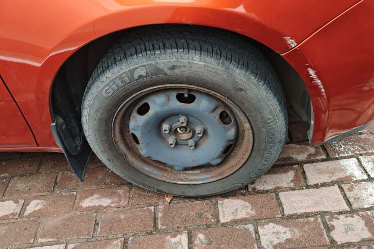Used Skoda Fabia 2011 1.4L Manual Crystal Edition Right Front Wheel Hub