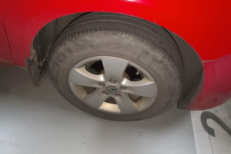 Used Skoda Fabia 2011 1.4L Automatic Crystal Edition Right Front Wheel Hub