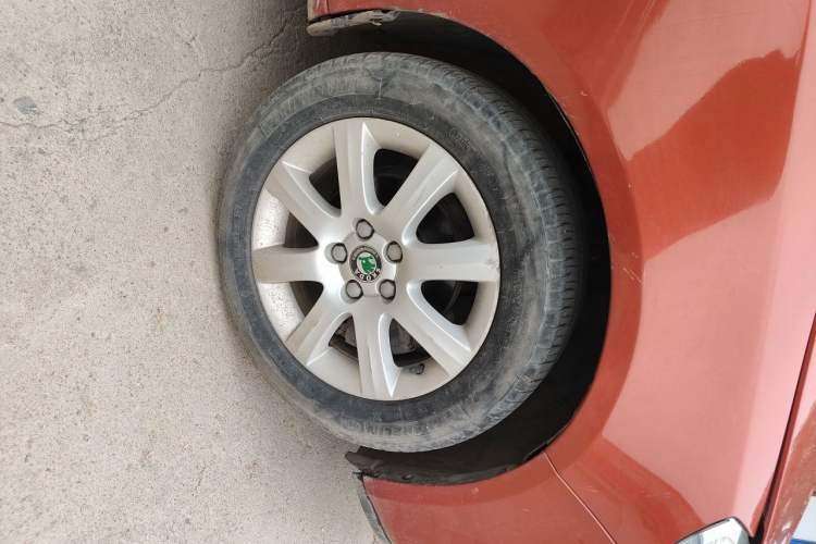 Used Skoda Fabia 2011 1.4L Manual Crystal Edition Right Front Wheel Hub