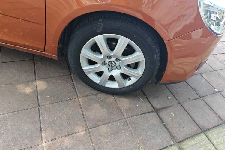 Used Skoda Fabia 2011 1.4L Manual Crystal Edition Right Front Wheel Hub