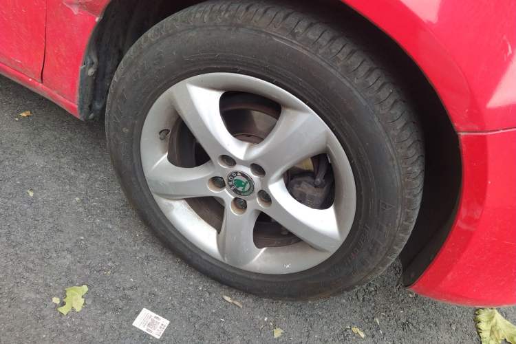 Used Skoda Fabia 2011 1.6L Automatic Cool Black Edition Right Front Wheel Hub