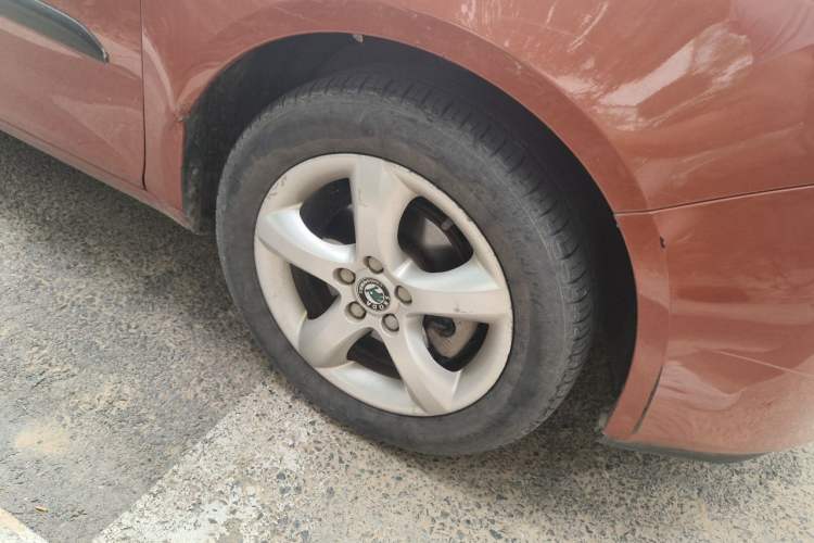 Used Skoda Fabia 2011 1.6L Manual Cool Black Edition Right Front Wheel Hub