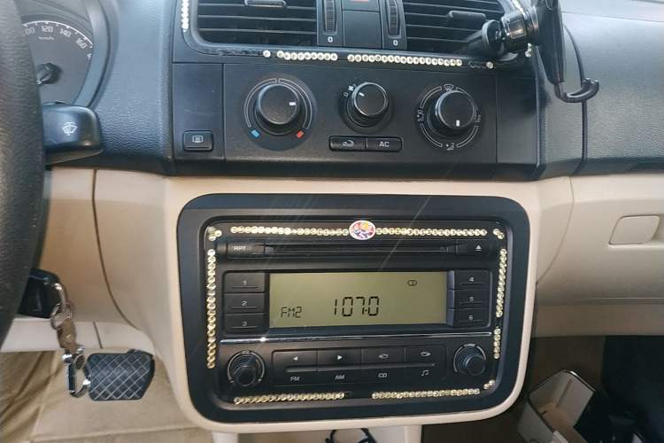 Used Skoda Fabia 2011 1.4L Automatic Crystal Edition Audio And AC Panel