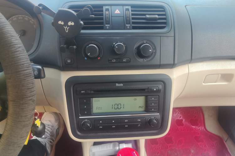 Used Skoda Fabia 2011 1.4L Automatic Crystal Edition Audio And AC Panel