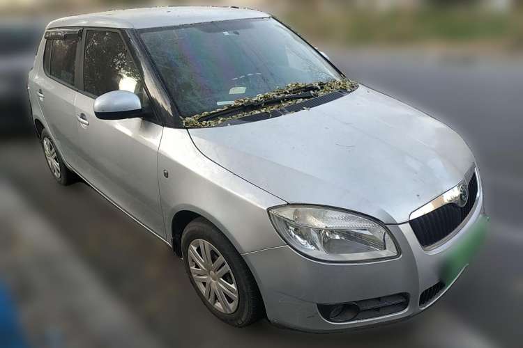 Used Skoda Fabia 2011 1.4L Automatic Crystal Edition Front Right 45 Deg