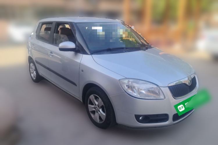 Used Skoda Fabia 2011 1.4L Automatic Crystal Edition Front Right 45 Deg