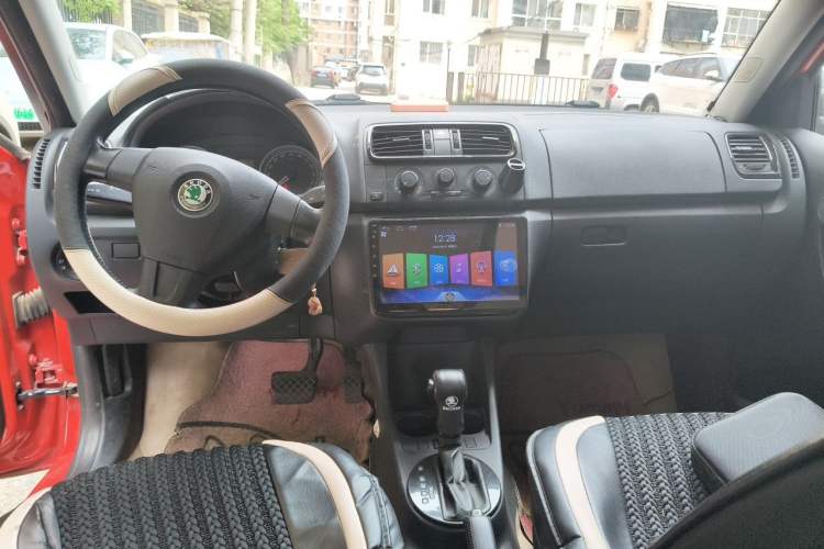 Used Skoda Fabia 2011 1.6L Automatic Cool Black Edition Center Console