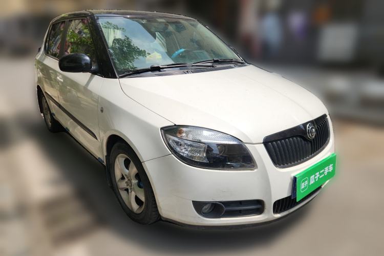 Used Skoda Fabia 2011 1.6L Automatic Cool Black Edition Front Right 45 Deg