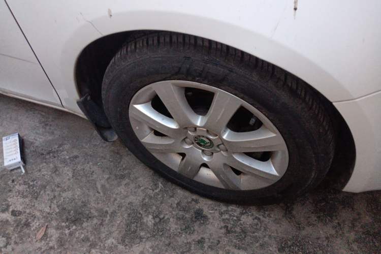 Used Skoda Fabia 2011 1.4L Automatic Crystal Edition Right Front Wheel Hub