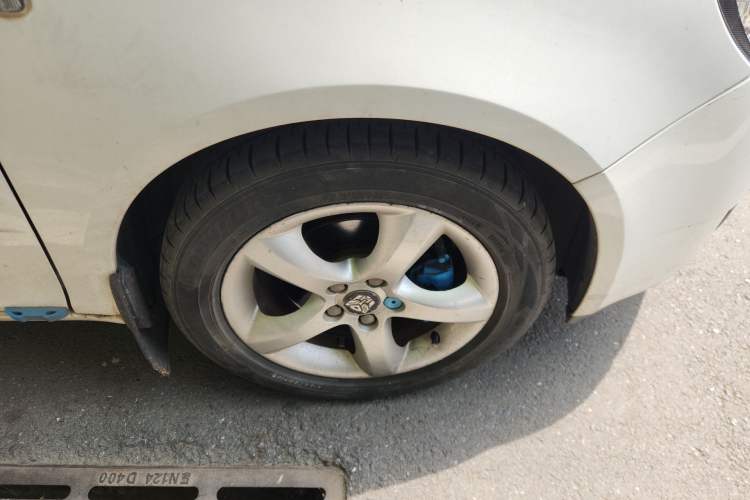 Used Skoda Fabia 2011 1.6L Automatic Cool Black Edition Right Front Wheel Hub