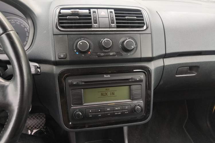 Used Skoda Fabia 2011 1.6L Automatic Cool Black Edition Audio And AC Panel