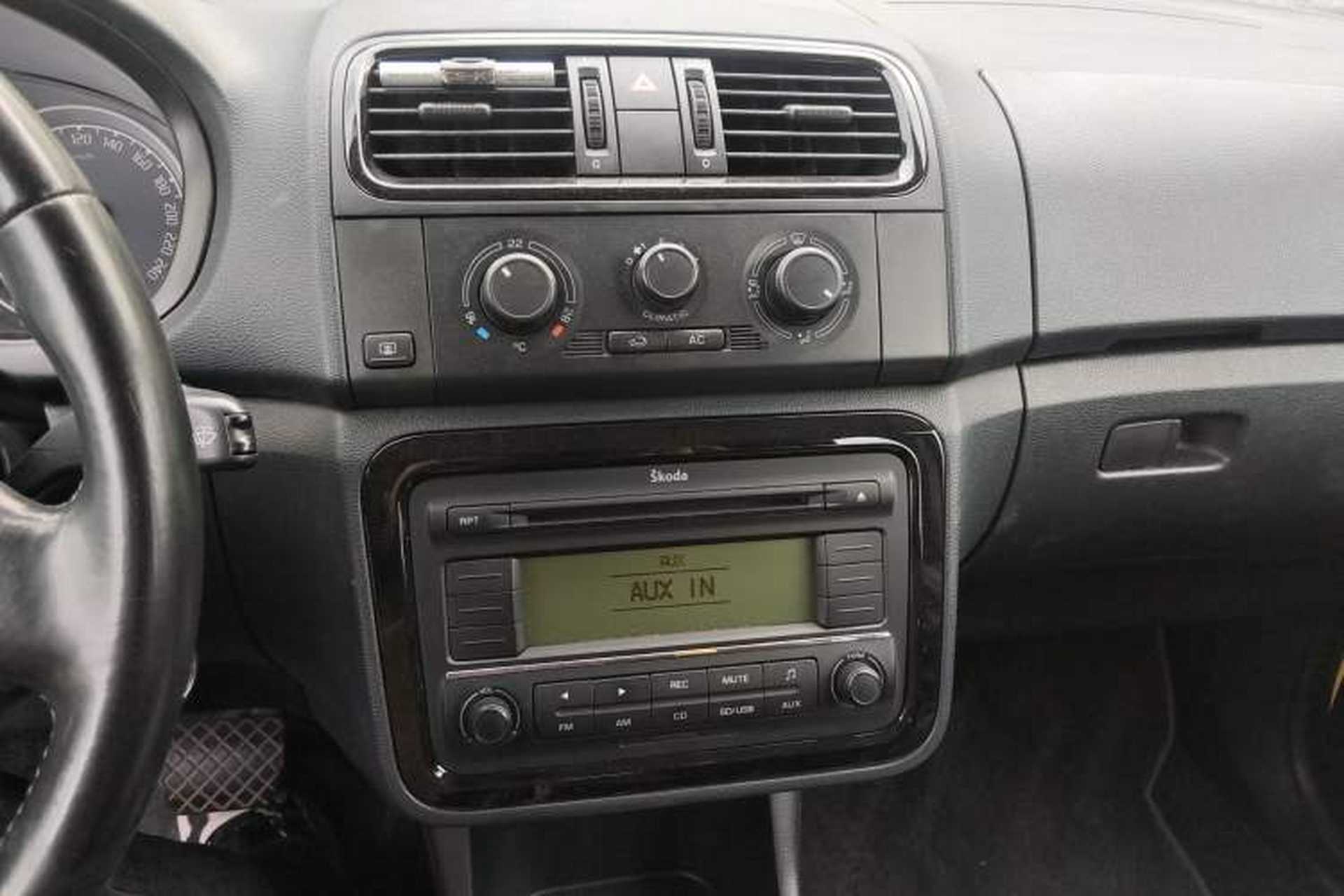 Used Skoda Fabia 2011 1.6L Automatic Cool Black Edition Audio And AC Panel
